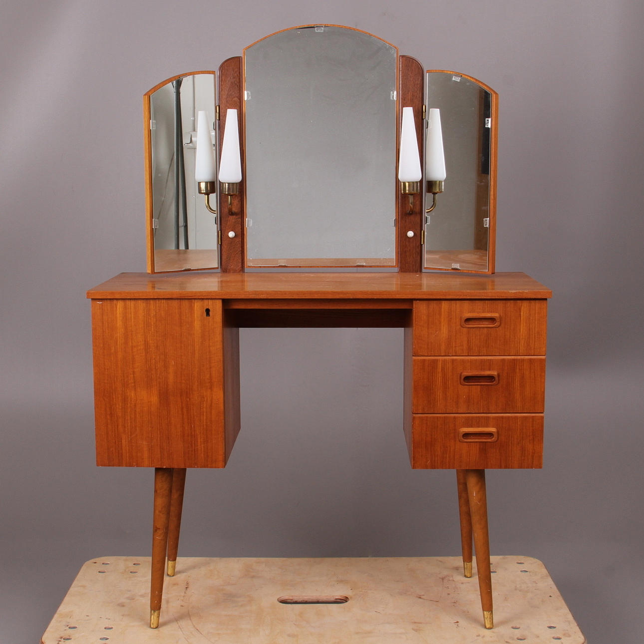 TOALETTBORD, teak, med belysning, 1900-talets mitt.