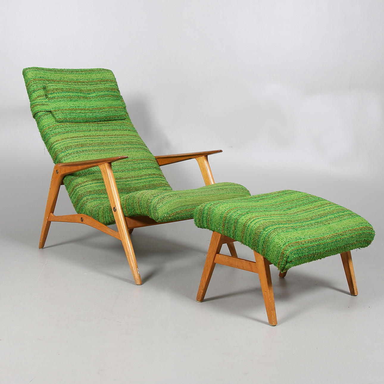 FÅTÖLJ med FOTPALL, teak, 1950/60-tal.