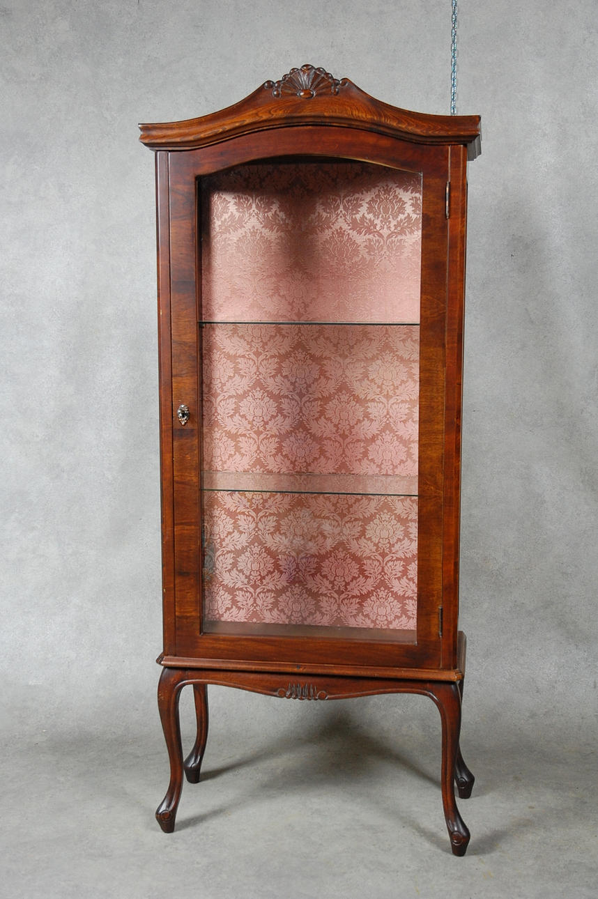 VITRINSKÅP, nyrokokostil, 1900-tal.