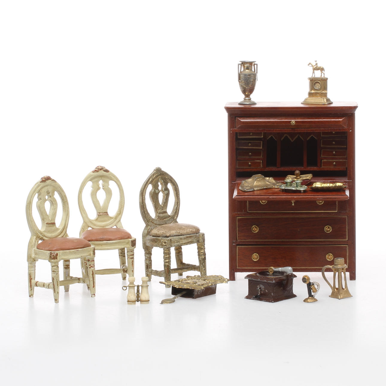 DOCKSKÅPSMÖBLER, 4 delar samt attrialjer, en del av Carin Backlund.