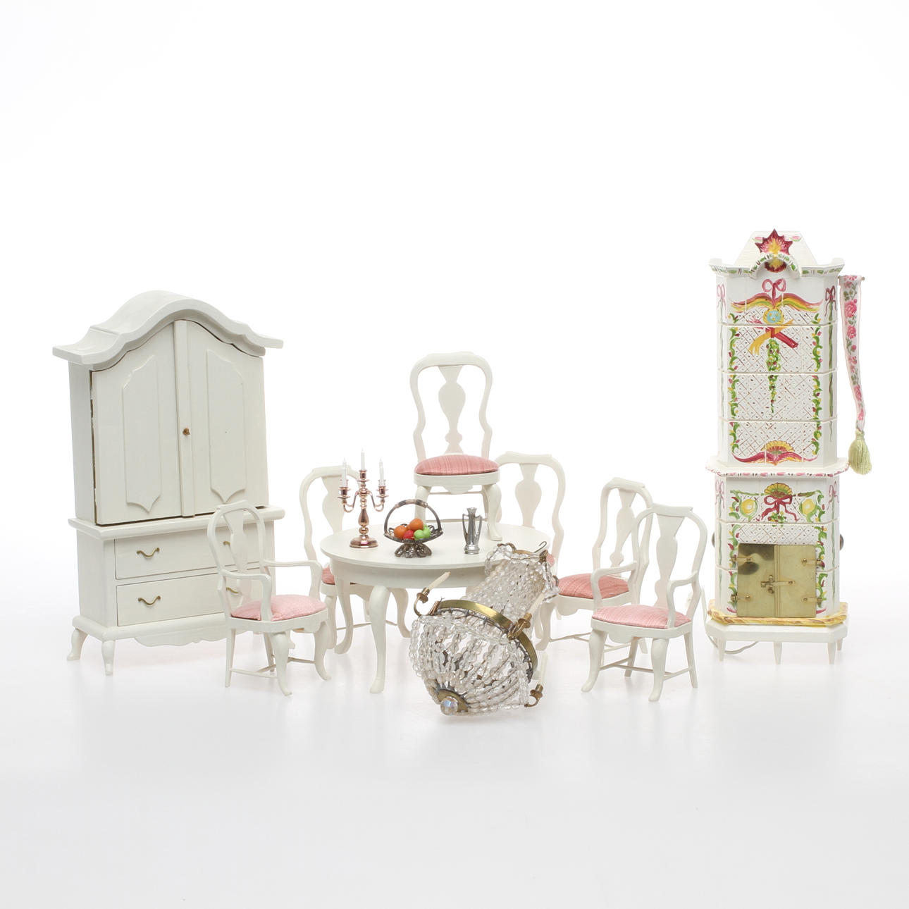 DOCKSKÅPSMÖBLER, 7 delar samt LJUSKRONA, mestadels Carin Backlund.