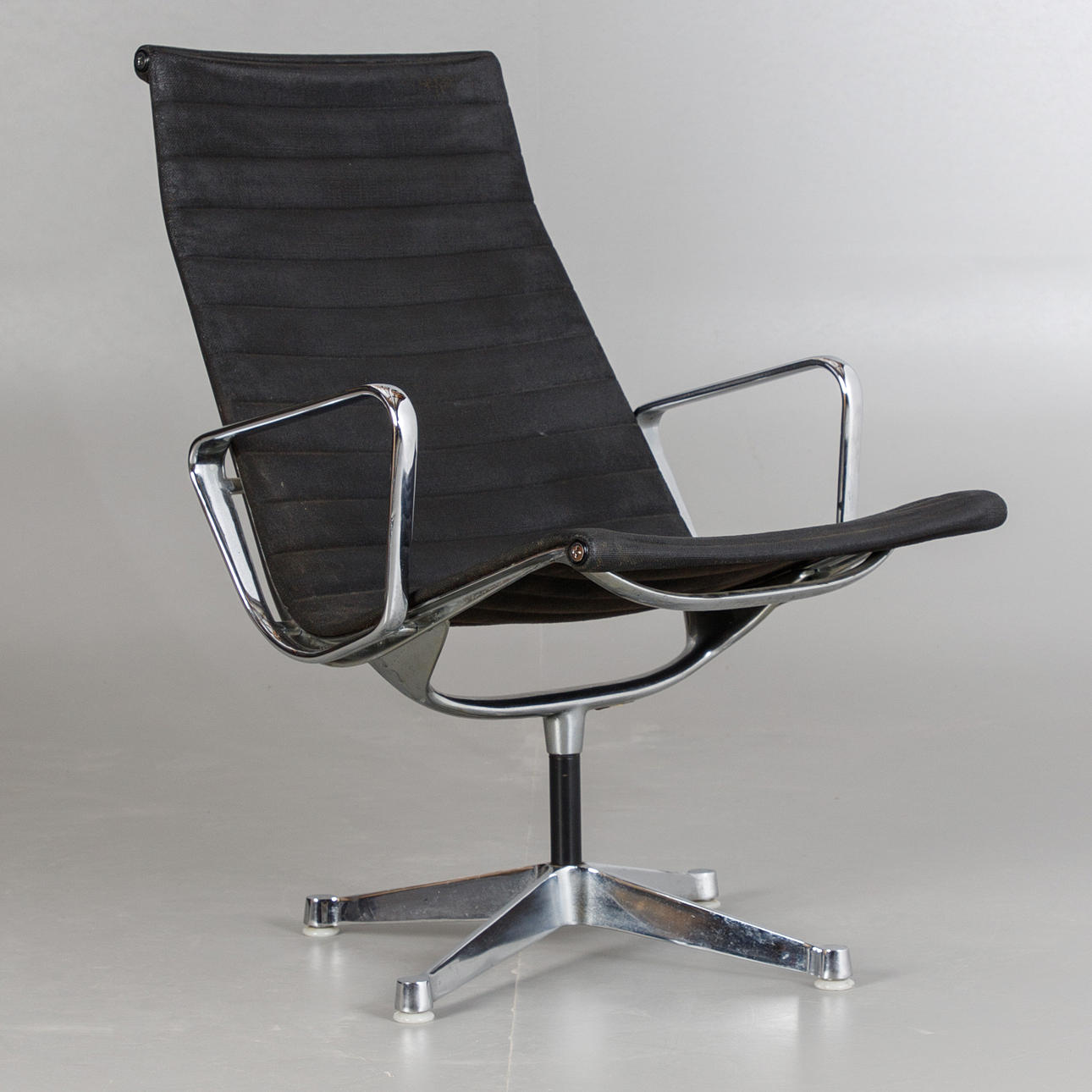 CHARLES & RAY EAMES, sillón EA 116.