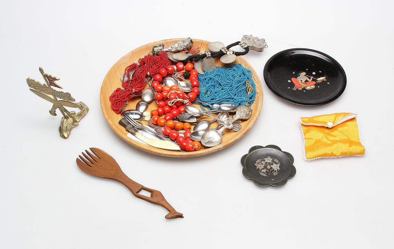 OSTINDISKA FÖREMÅL mm, bland annat silver, 1900-tal.