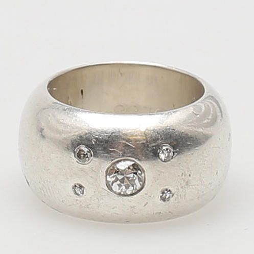 RING med 5 diamanter i sterlingsilver 925. Total vikt 22 gram.