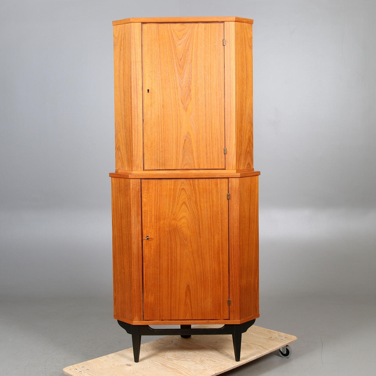 HÖRNSKÅP, teak, 1960-tal.
