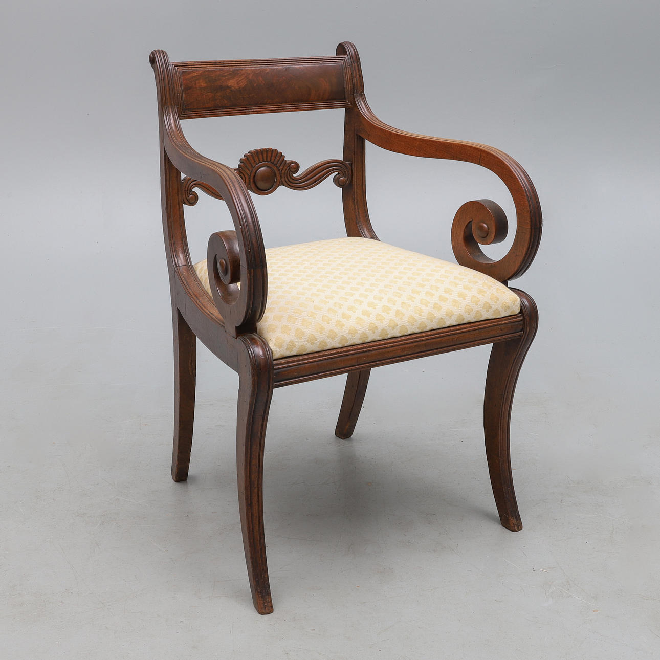 UNA SILLA DE CODO DE BRAZO ABIERTO DE CAOBA REGENCY.