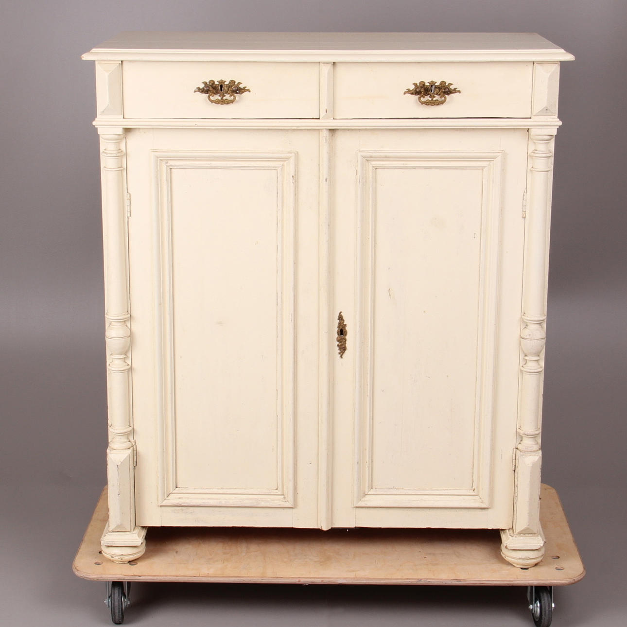 SKÄNK, vitmålad, omkring sekelskifte 1900.