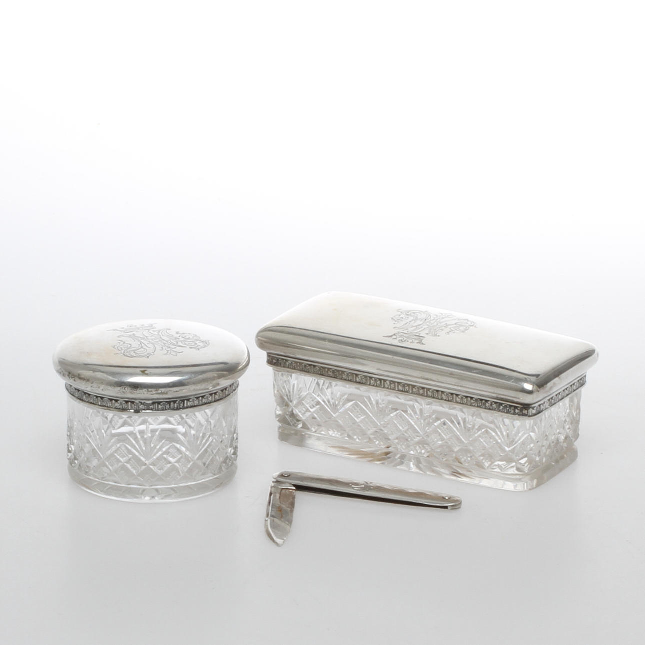 DOSOR 2 st, glas med lock av silver, Carlman Stockholm 1902 samt FÄLLKNIV silver, Sverige.