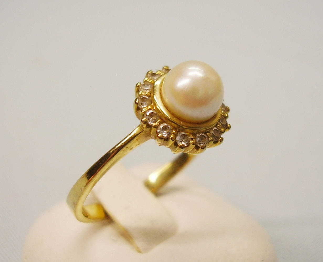 AKOYA PÄRLA RING, GULT GULD, 8 KARAT.