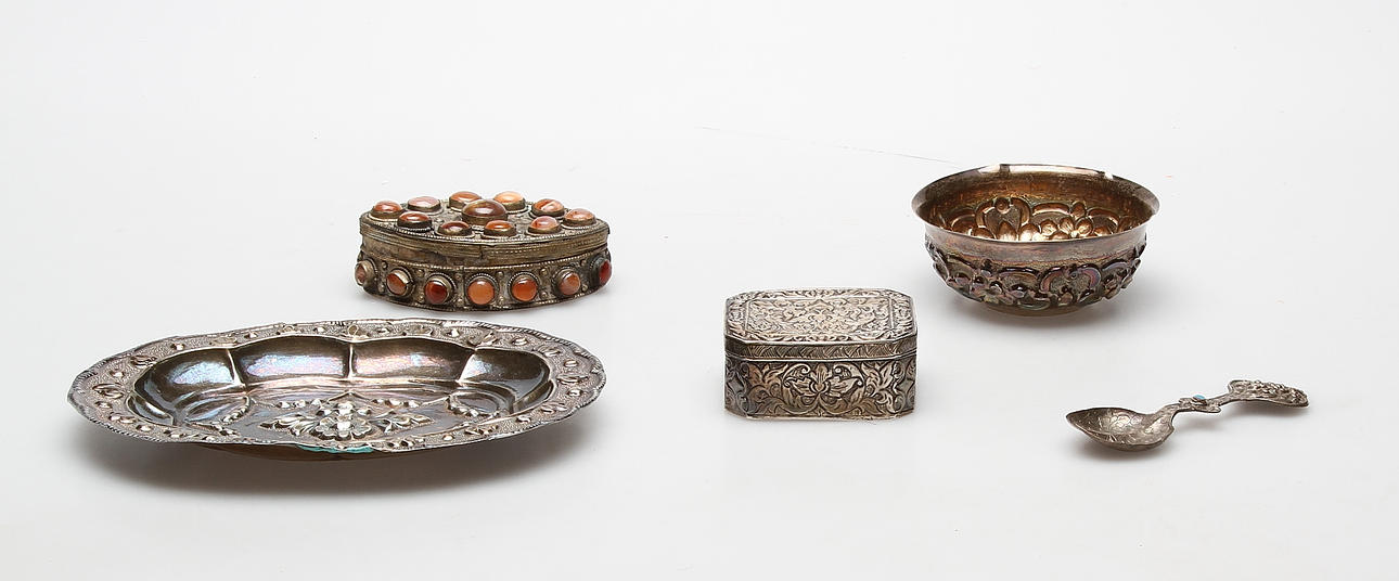 OSTINDISKA FÖREMÅL, 5 delar, bland annat silver, 1900-tal.