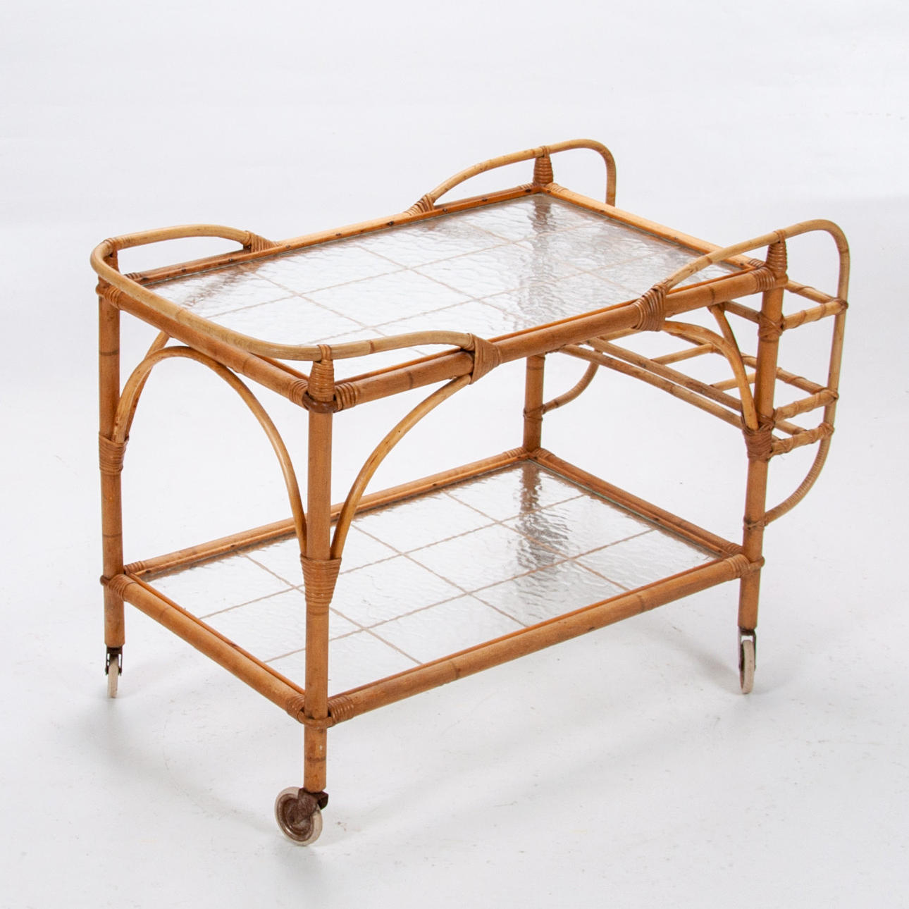 SERVERINGSVAGN. Bambu och rotting, 2 st hyllplan i glas samt hållare för flaskor, 1950-tal.