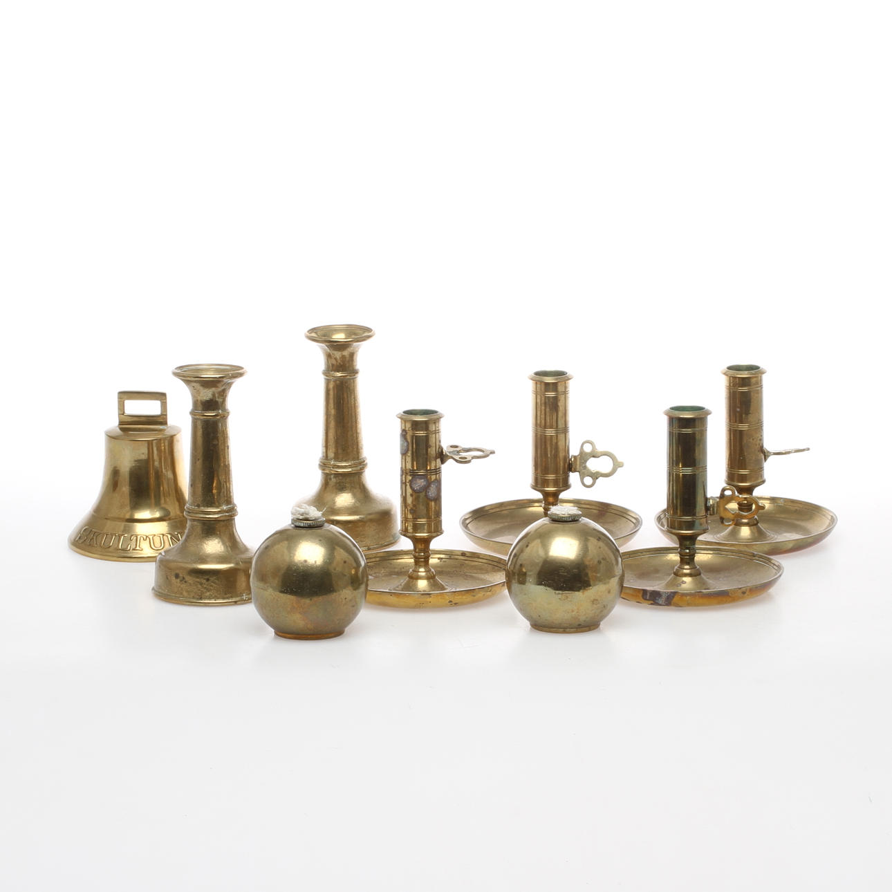 PARTI MÄSSING, 9 delar, ljusstakar, oljelampor samt klocka, bl a Skultuna.