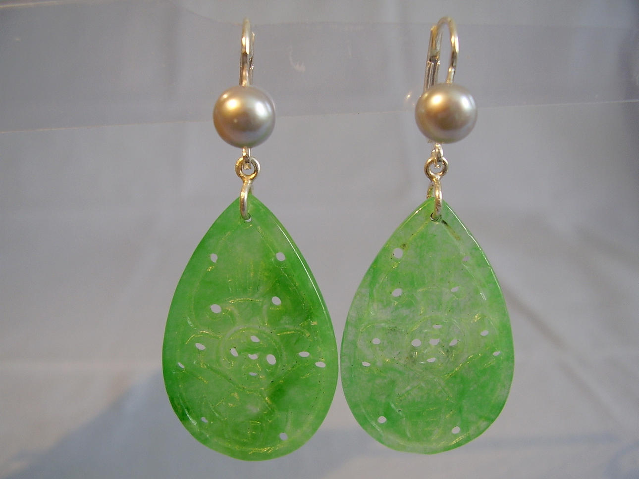 JADE ÖRHÄNGEN MED ÄKTA 925 SILVERPÄRLOR.