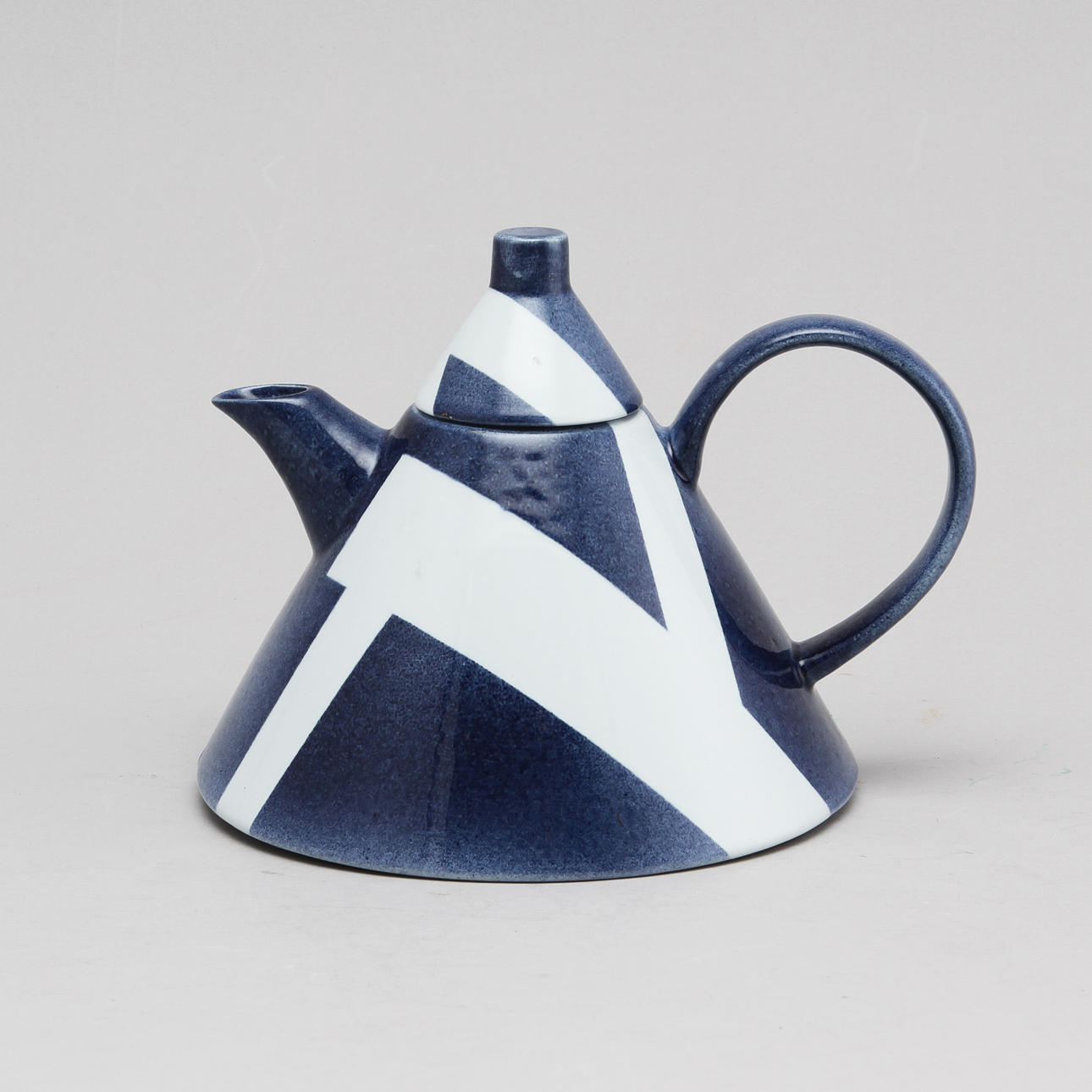 ROLF SINNEMARK. Tekanna med lock. Rörstrand, nr 410.