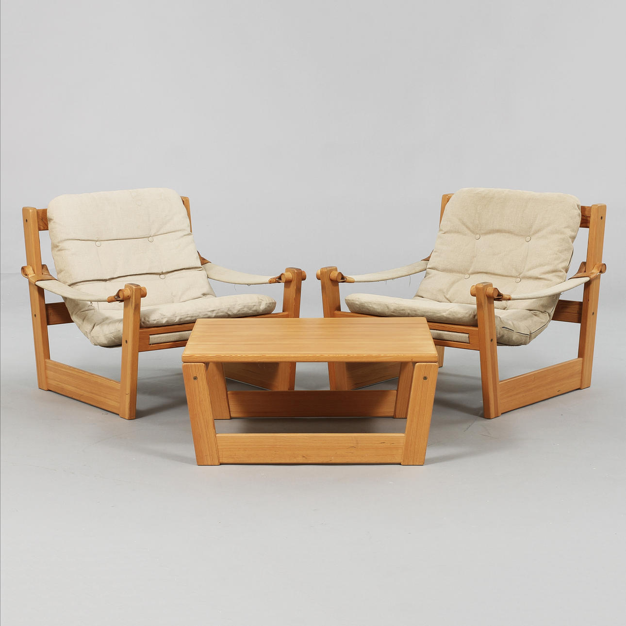 KARMSTOLAR, ett par samt BORD, Yngve Ekström för Swedese, brännmärkta.