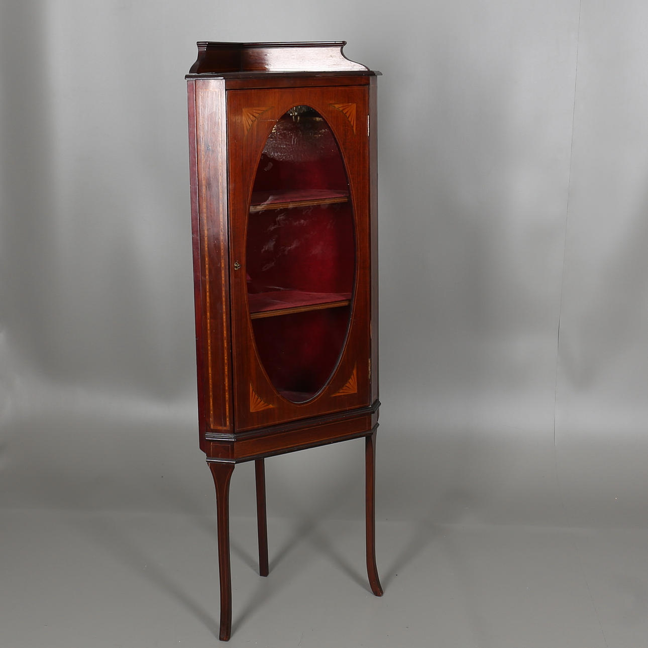 HÖRNVITRINSKÅP. 1900-talets andra hälft.