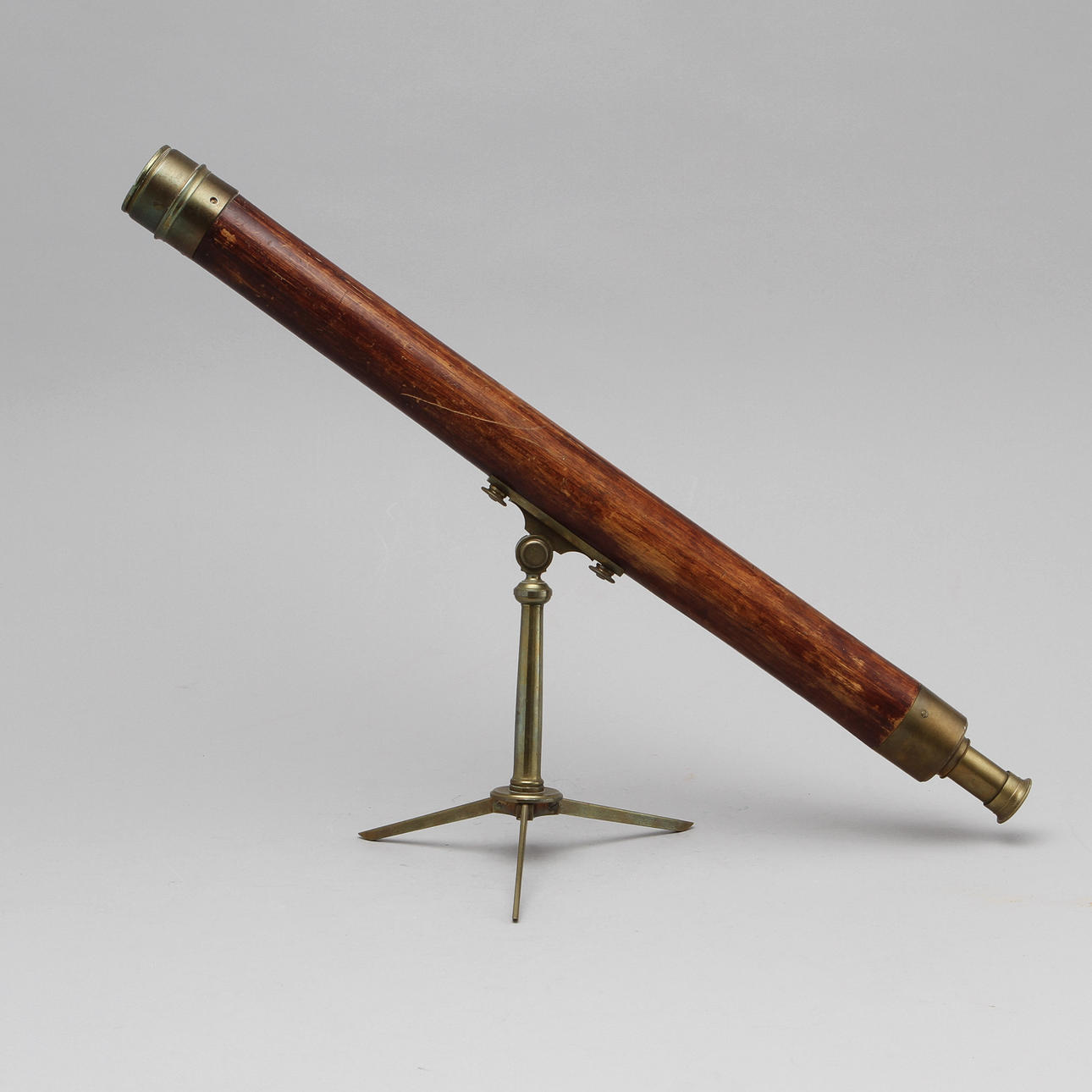 TUBKIKARE PÅ STATIV, 1900-talets början.