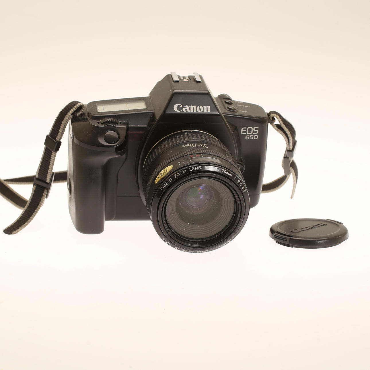CÁMARA, Canon EOS 650 con lente.