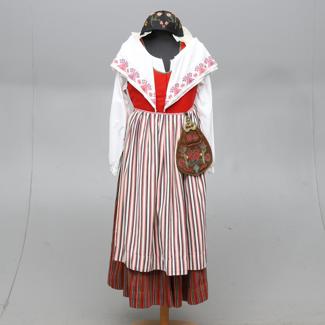 FOLKDRÄKT, 7 delar, Skedevidräkten.