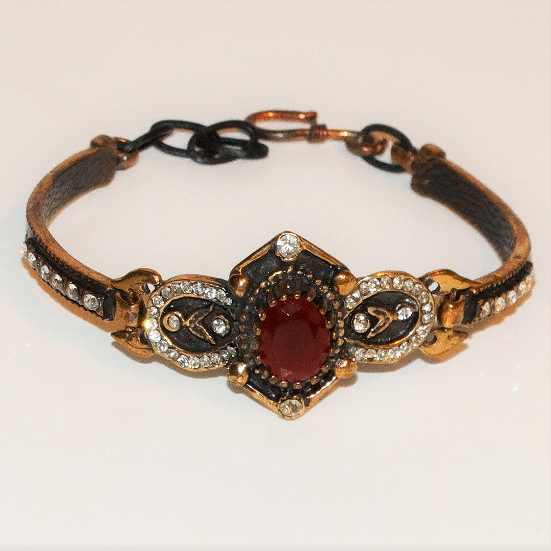 BRONSARMBAND med ädelstenar.