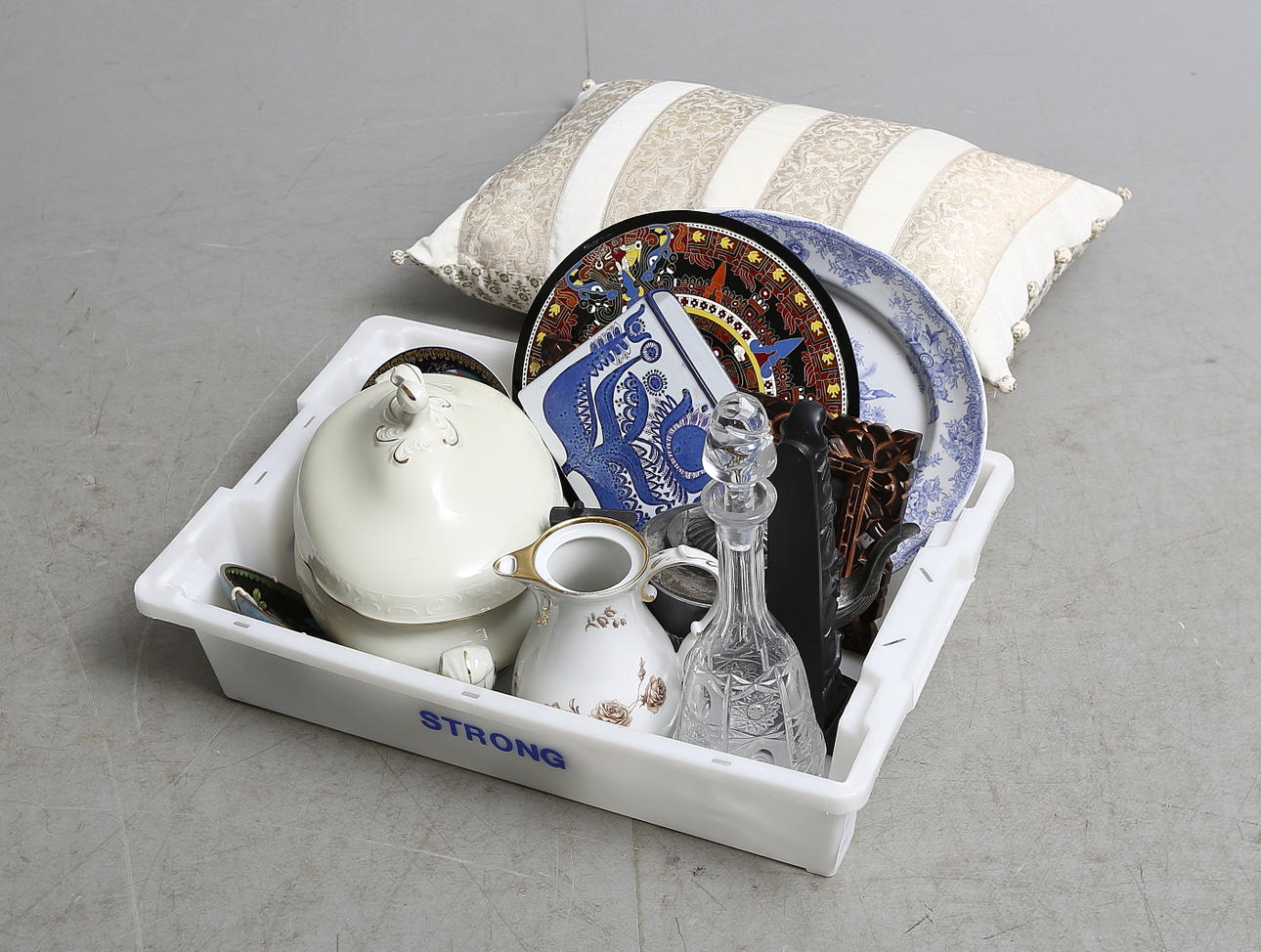 DIVERSE bland annat Rosenthal, Royal Copenhagen, ostindiska föremål mm.