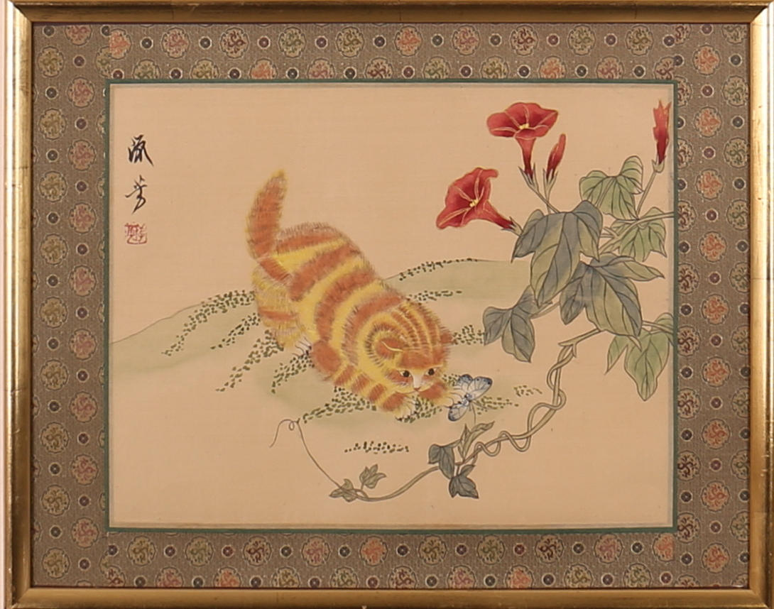 OIDENTIFIERAD KONSTNÄR. Katt. Sidenmåleri. Kina, 1900-talets mitt. Signerad.