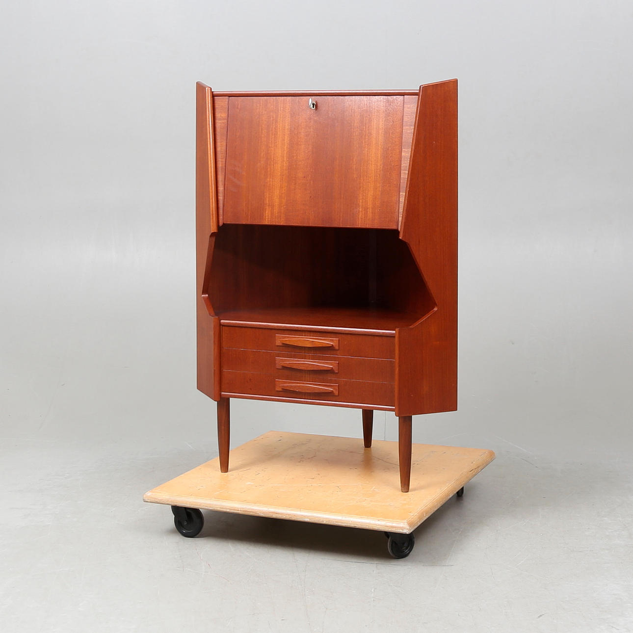 MUEBLE BAR, modelo rincón, teca. Dinamarca 1960.