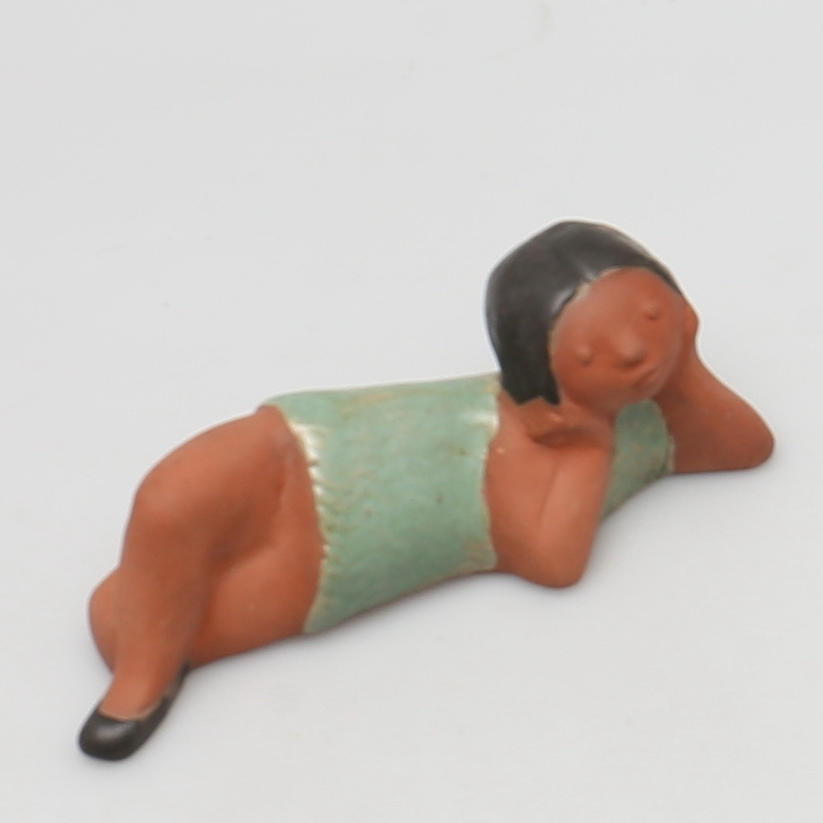 FIGURIN i stengods. Liggande flicka, troligen Uppsala-Ekeby.