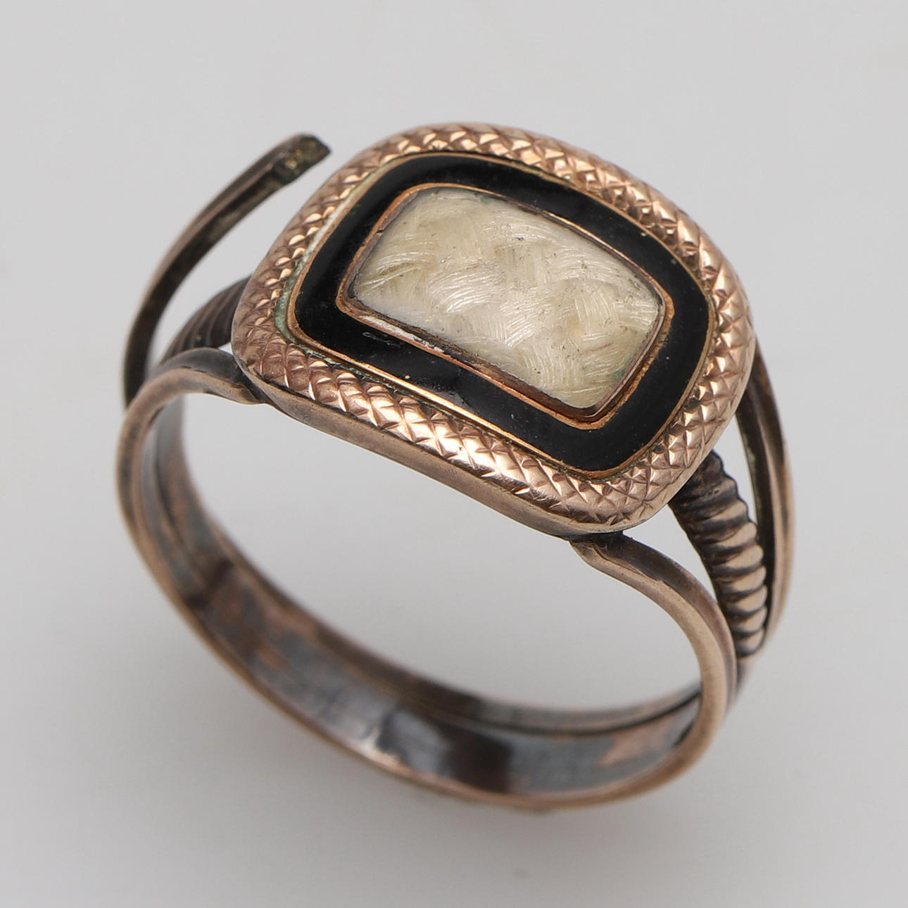 UN ANILLO DE LUTO CON PELO GEORGIANO.