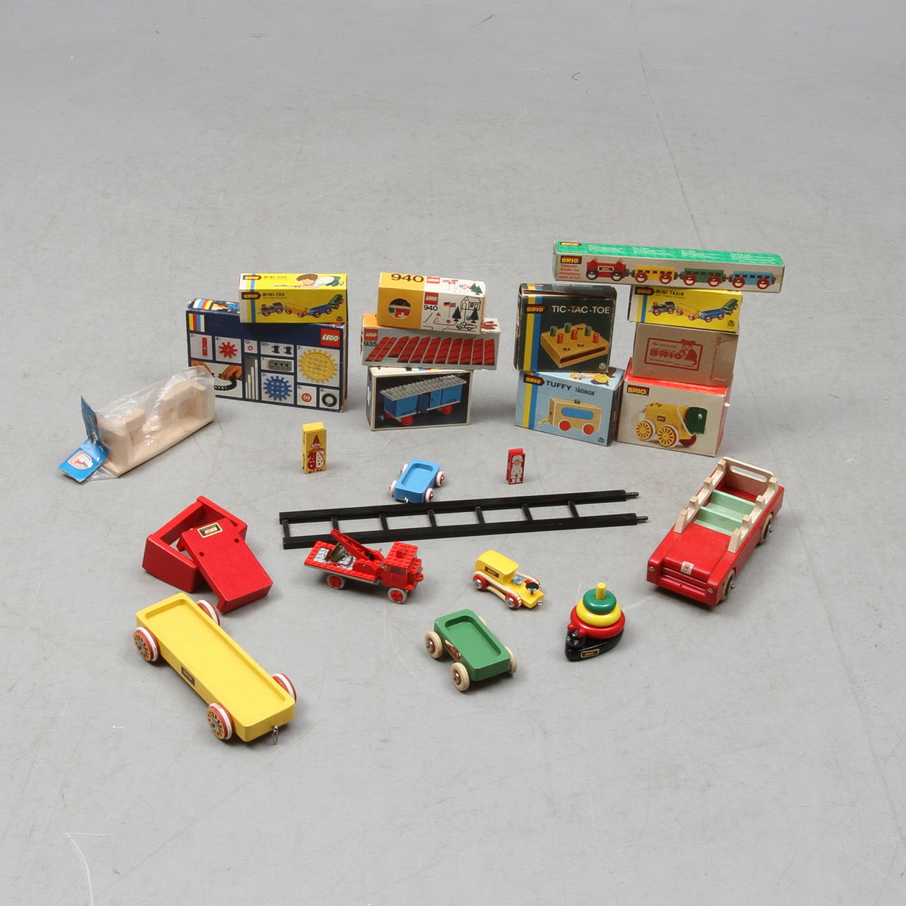TRÄLEKSAKER, BRIO och GEMLA. LEGO. Delvis originalkartonger.