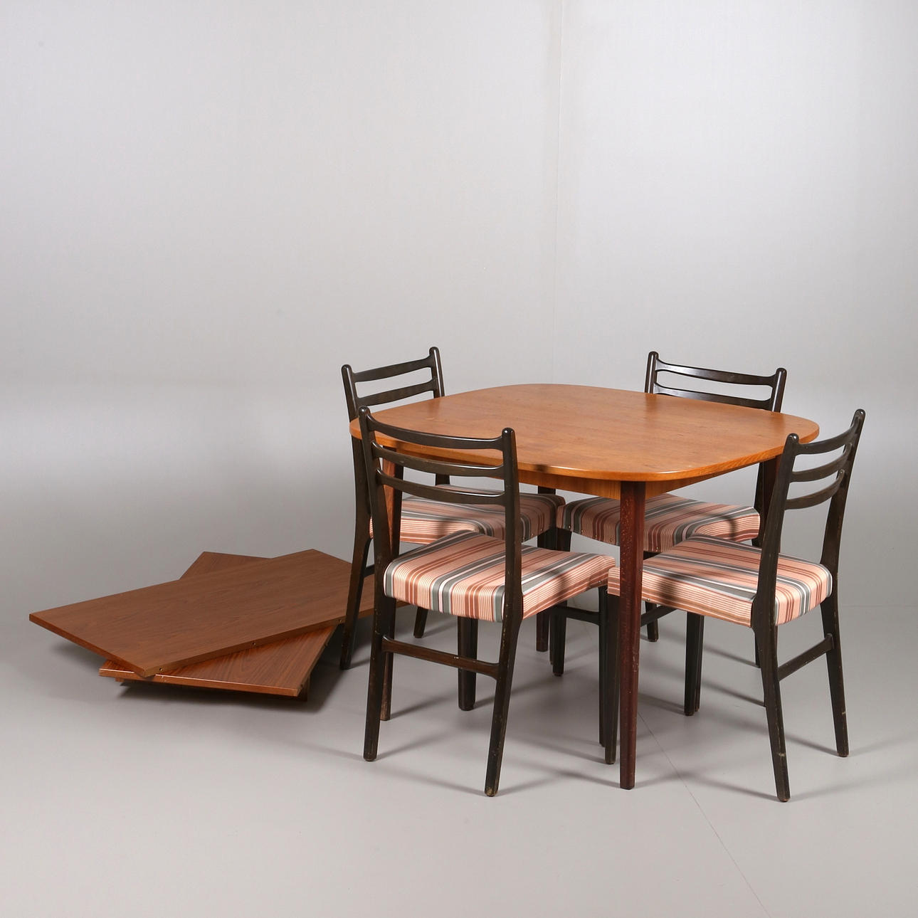 MATSALSGRUPP, 4 stolar, delbart bord med iläggsskivor, 1960 tal.