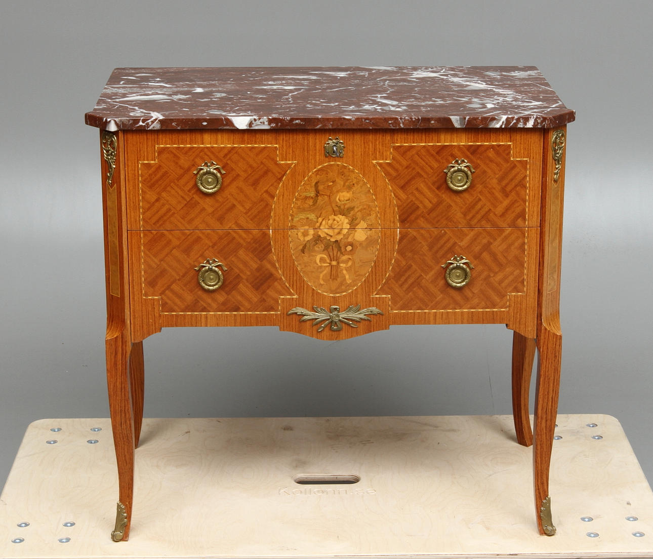 BYRÅ, med stenskiva, Louis XVI-stil, 1900-tal.