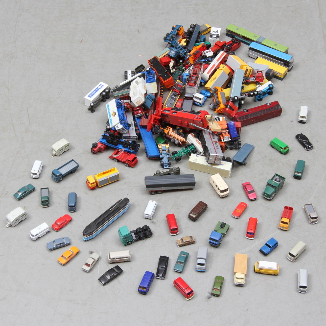 MODELLBILAR mest WIKING. Över 100 stycken.