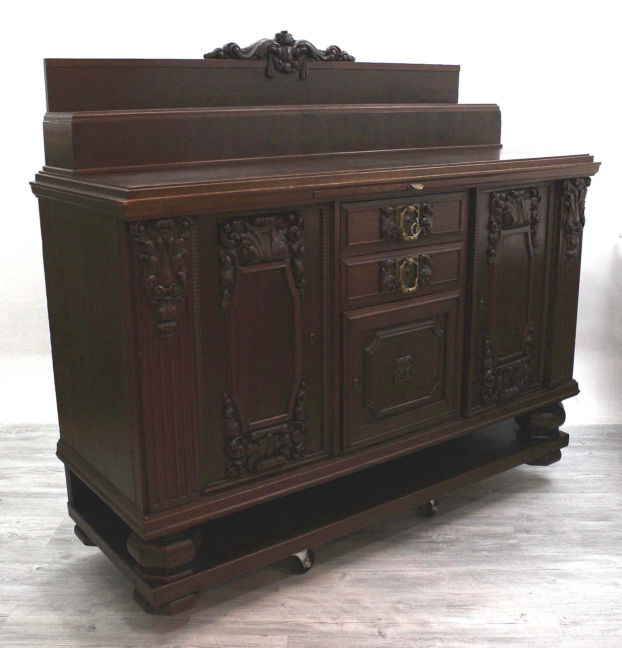 SIDEBOARD massiv ek, med lönnlådor.