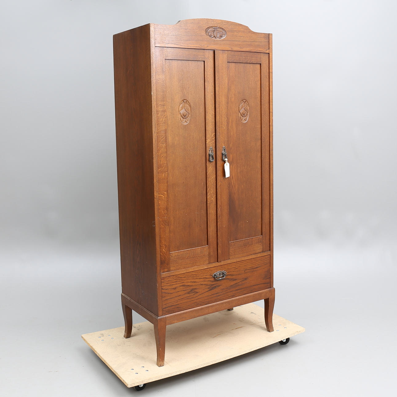 KLÄDSKÅP, senjugend, tidigt 1900-tal.