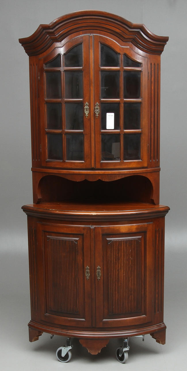 HÖRNVITRINSKÅP, gustaviansk stil, 1900-tal.