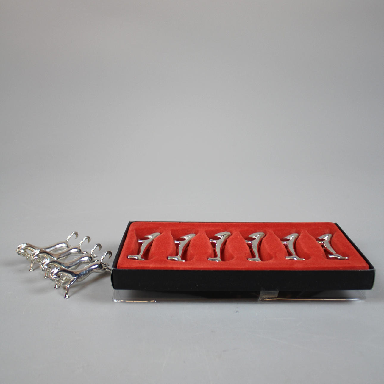 SMØRHUNDE og smørheste 10 stk., metal.