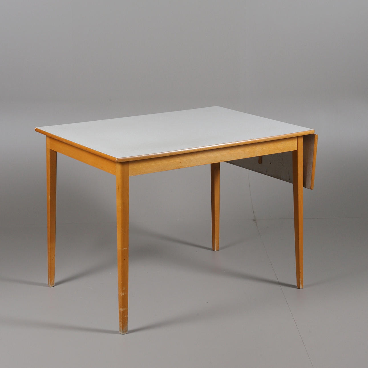 KÖKSBORD, med bokunderrede och Perstorpsskiva, 1960 tal.