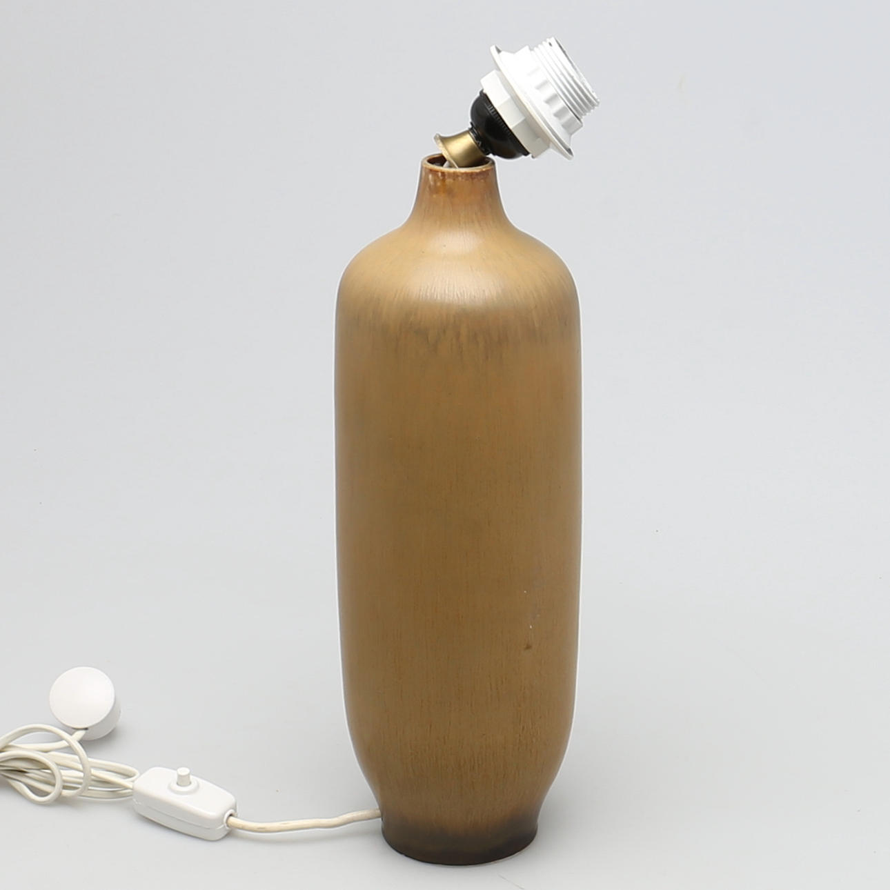 CARL HARRY STALHÅNE. Bordsarmatur i stengods. Signerad Carl Harry Stalhåne, Rörstrand.