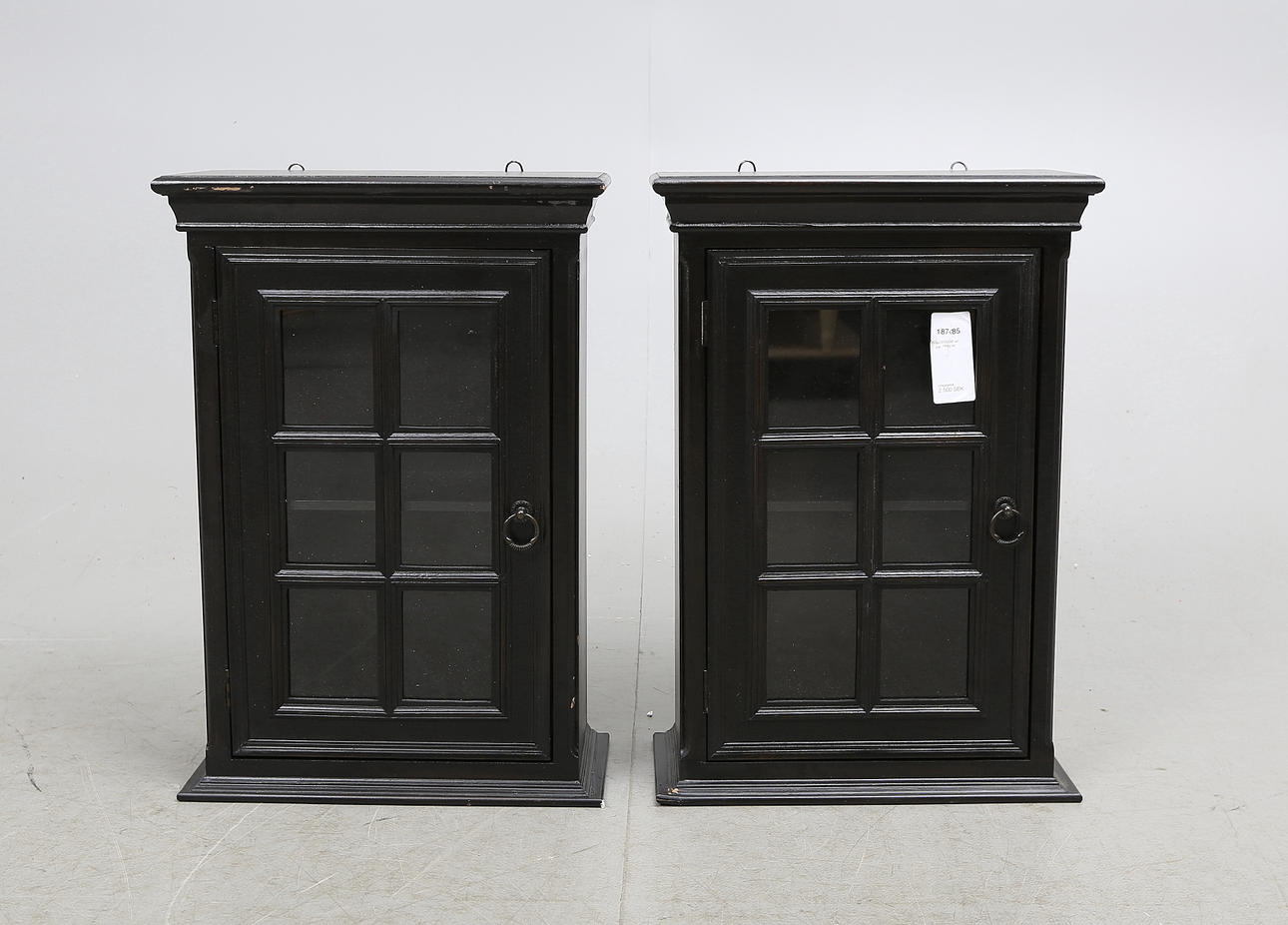 VÄGGSKÅP, ett par, 1900-tal.