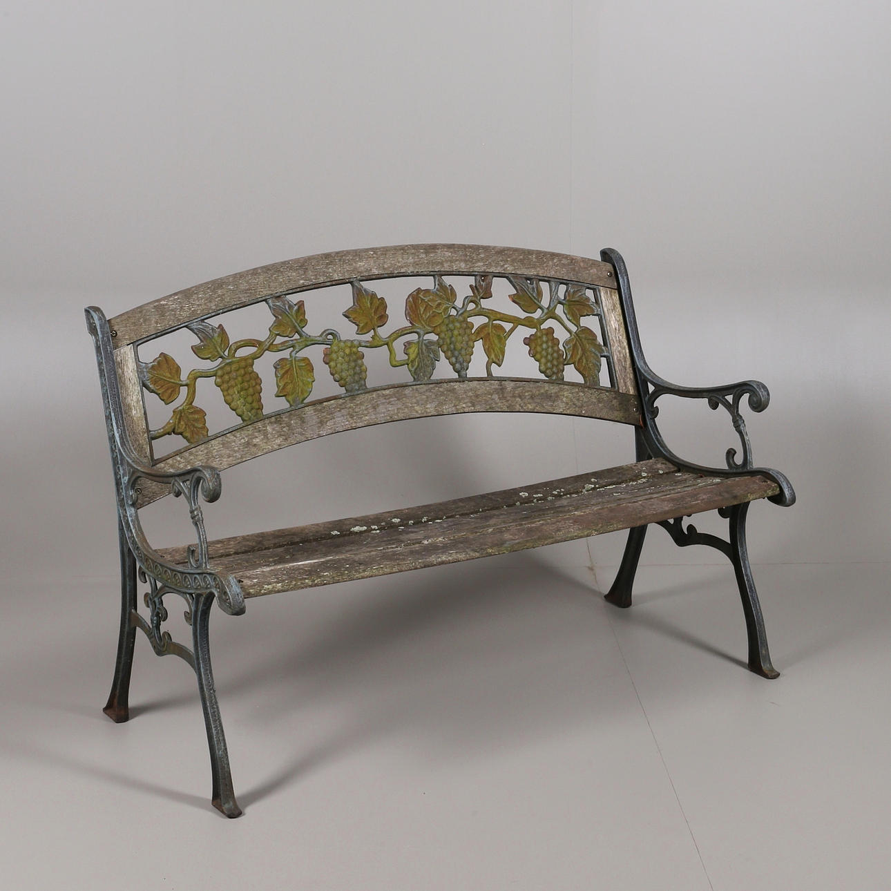 TRÄDGÅRDSSOFFA, gjutjärn med sits av träribbor, 1900-talets första hälft.