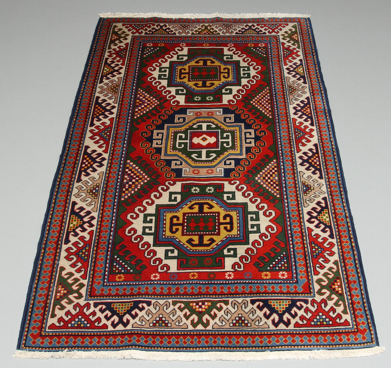 MATTA, Kaukasisk, ca 205 x 128 cm.