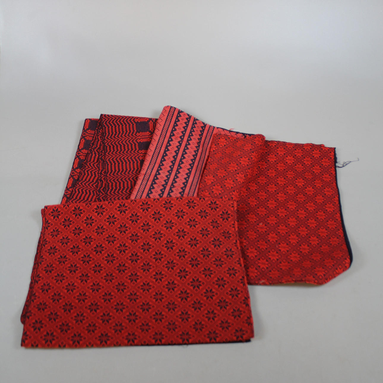 TEXTILIER/VÄVNADER 4 st 1900-talets första hälft.