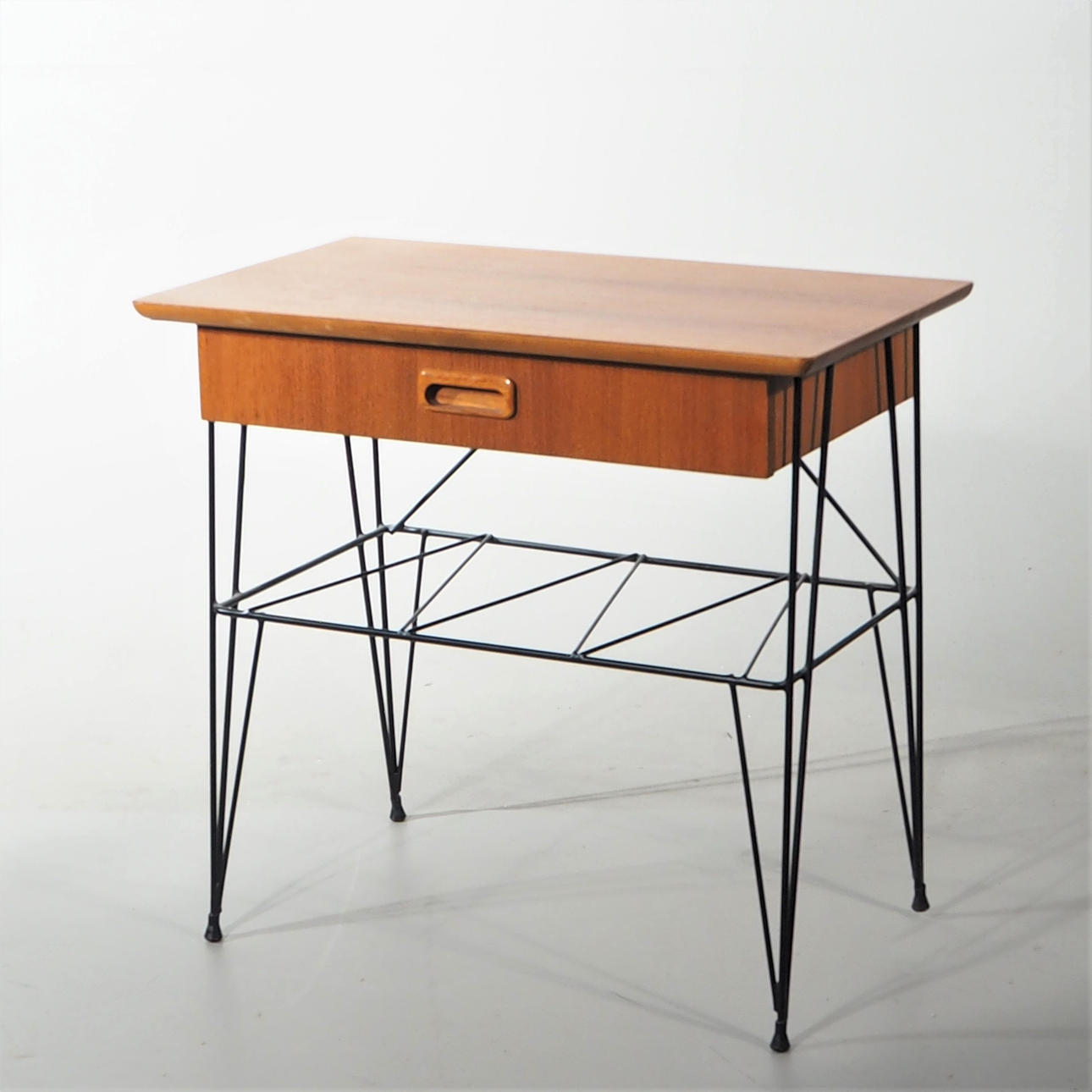 PÖYTÄ LAATIKKOLLA, tiikki, 1950/60-luku.