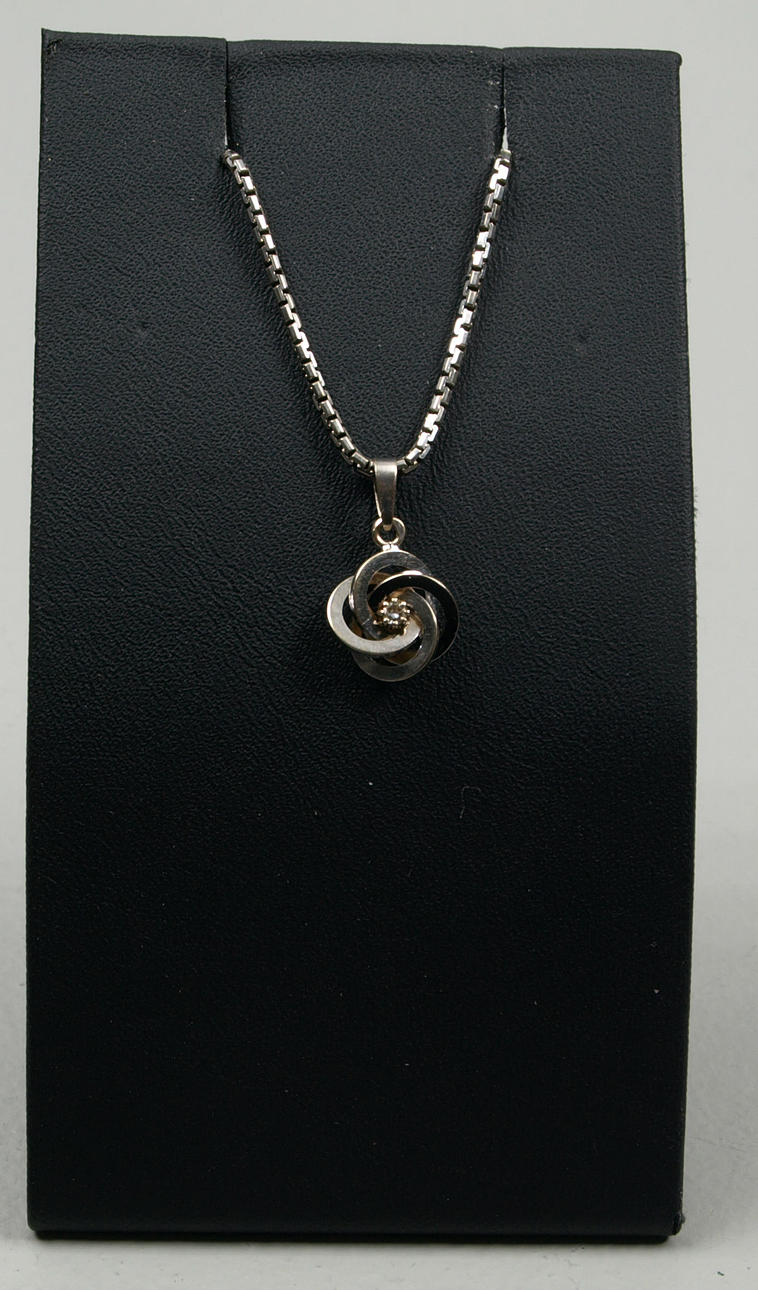 HALSBAND MED HÄNGE, 18K vitguld, 6,1 gram.