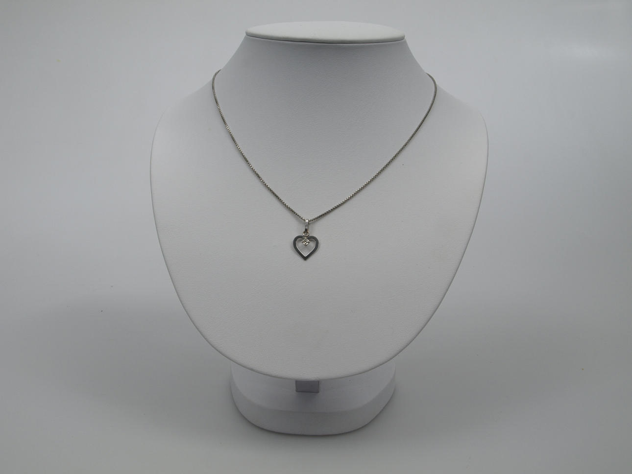 HALSBAND MED HÄNGE, 18K vitguld och vit sten, 4,0 gram.