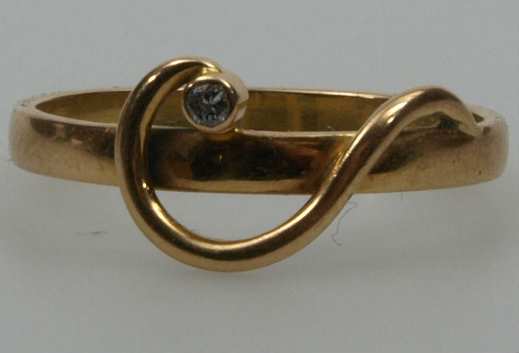 RING, 18K guld, liten diamant, ca 3,4 gram.