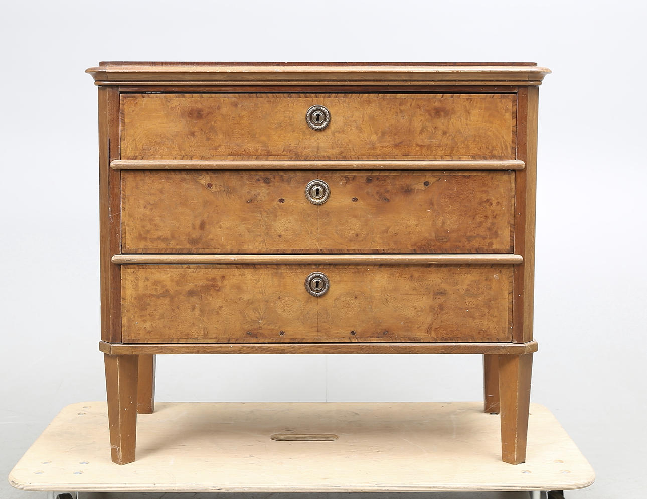 BYRÅ, sengustaviansk stil, tidigt 1900-tal.