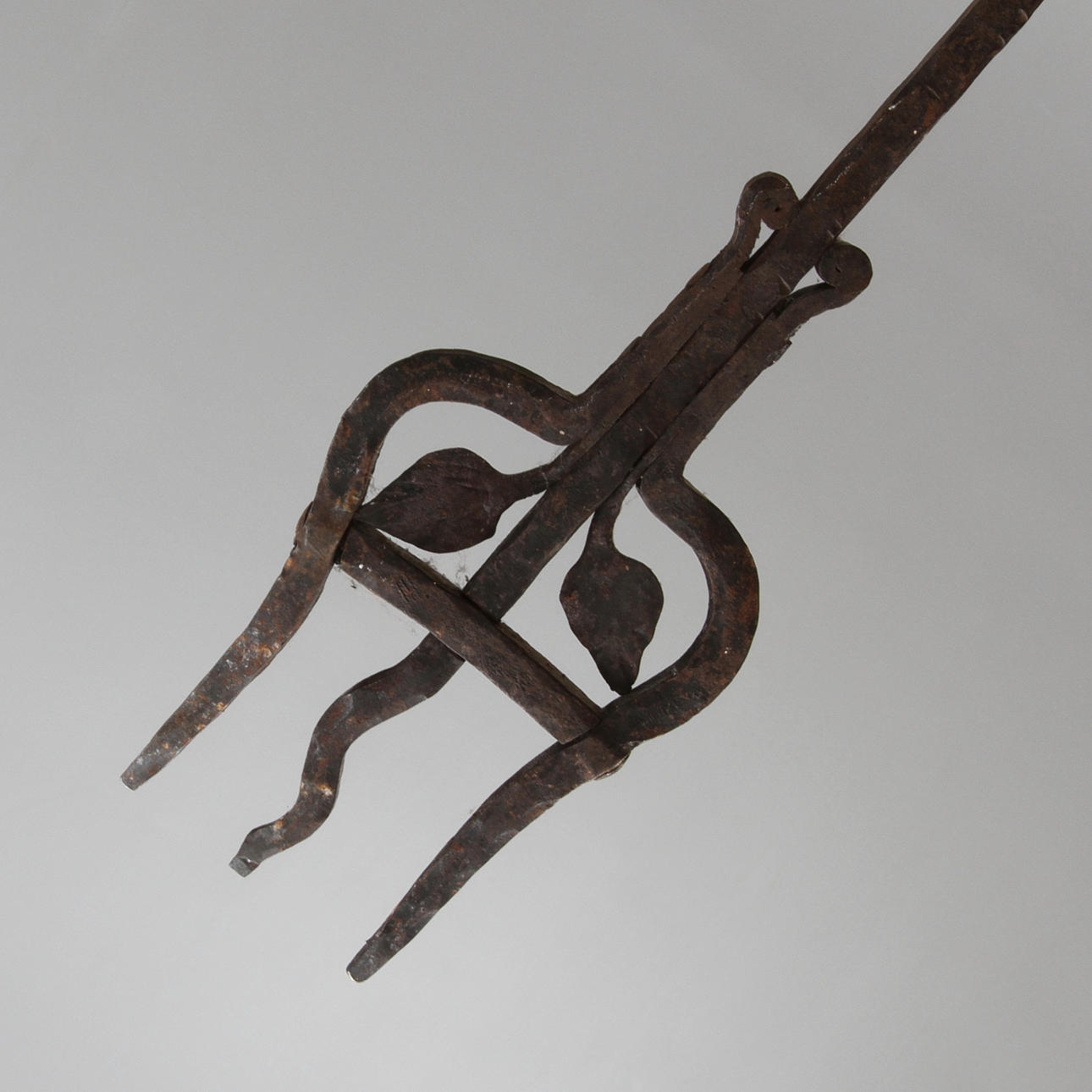 ELDGAFFEL, smide, med dekor av löv, 1900-tal.