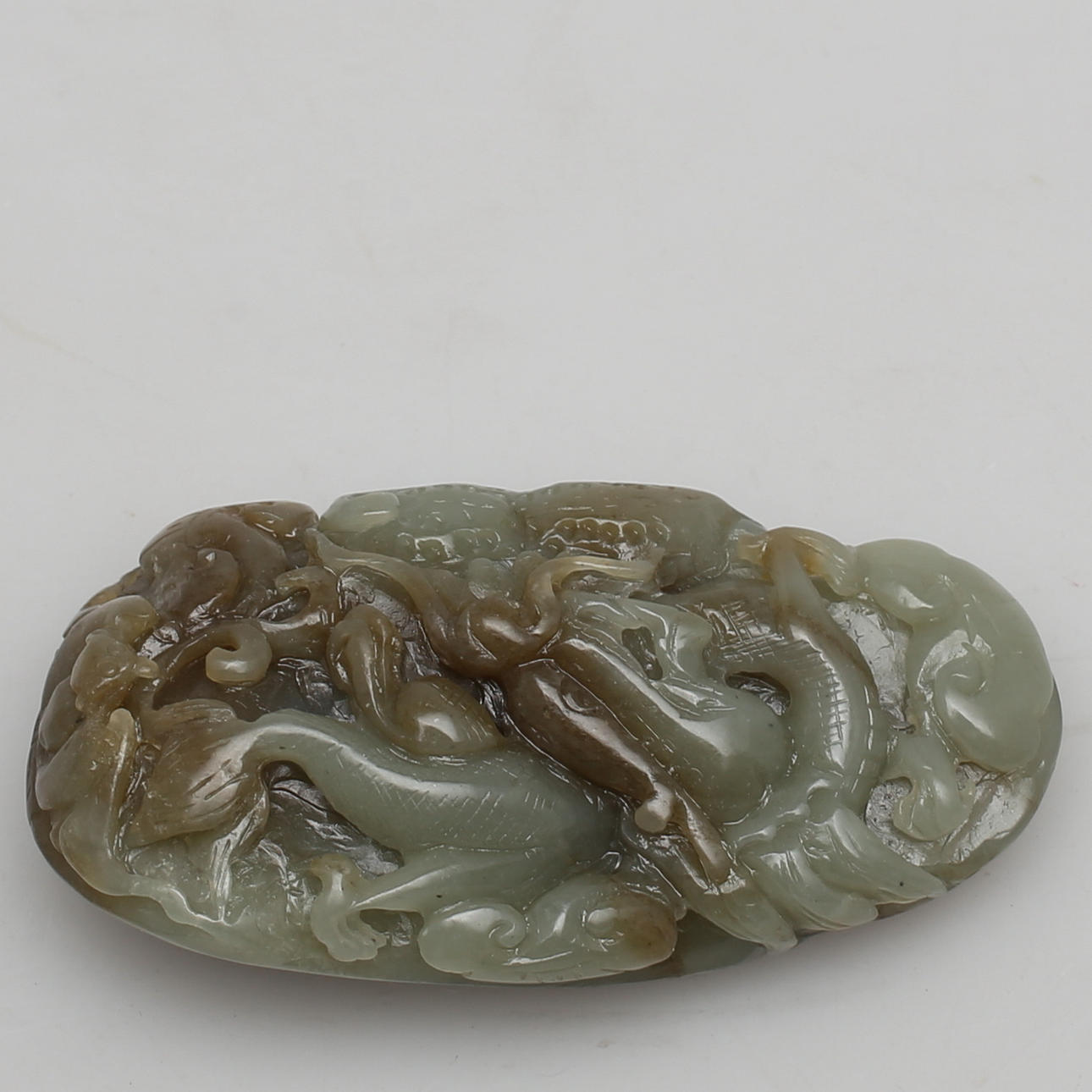 AMULETT. Stenarbete. Troligen jade. Dekor av drake.